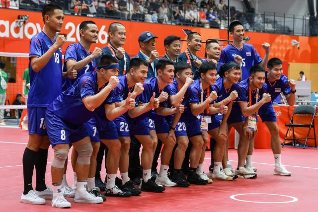 Thailand's team pose after their victory during the men's team regu sepak takraw match between Thailand and Indonesia at Nagoya City Mizuho Park Gymnasium in Nagoya on September 21, 2026. (Photo by DAVID GRAY / AFP)