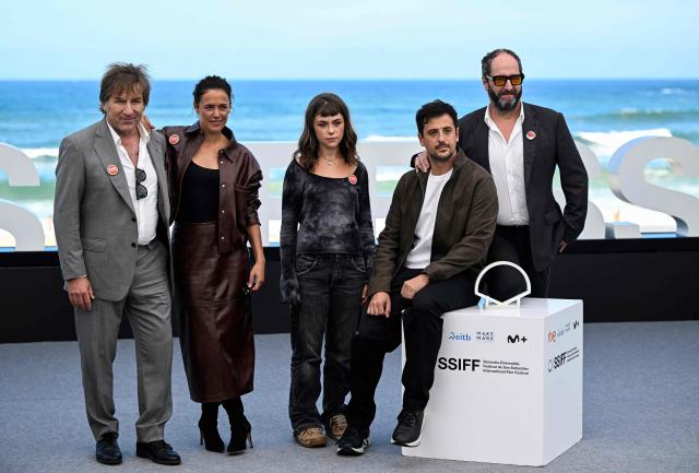 (From L)  Spanish actor Antonio de la Torre, Spanish actress Patricia Lopez Arnaiz, Spanish actress Haizea Carneros, Spanish director David Perez Sanudo and Spanish actor Josean Bengoetxea pose during a photocall to promote the film "Sacamantecas" during the 74th San Sebastian International Film Festival in the northern Spanish Basque city of San Sebastian on September 21, 2026. (Photo by ANDER GILLENEA / AFP)