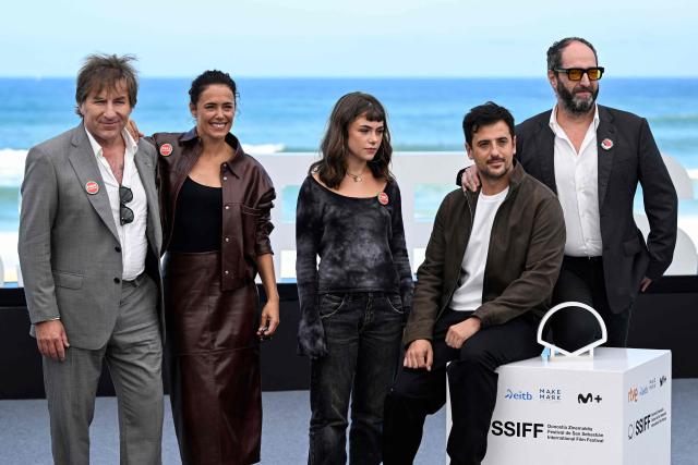 (From L)  Spanish actor Antonio de la Torre, Spanish actress Patricia Lopez Arnaiz, Spanish actress Haizea Carneros, Spanish director David Perez Sanudo and Spanish actor Josean Bengoetxea pose during a photocall to promote the film "Sacamantecas" during the 74th San Sebastian International Film Festival in the northern Spanish Basque city of San Sebastian on September 21, 2026. (Photo by ANDER GILLENEA / AFP)