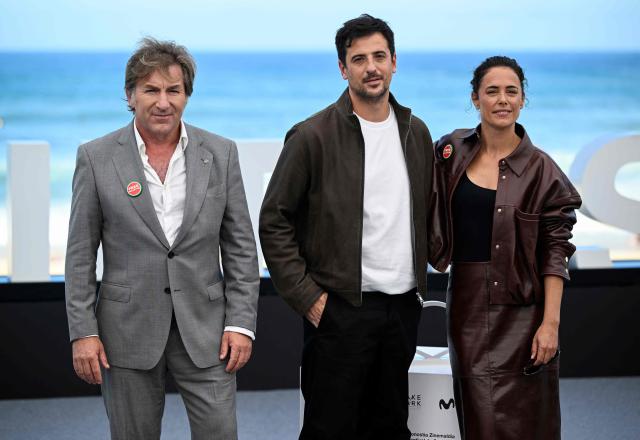 (From L)  Spanish actor Antonio de la Torre, Spanish director David Perez Sanudo and Spanish actress Patricia Lopez Arnaiz pose during a photocall to promote the film "Sacamantecas" during the 74th San Sebastian International Film Festival in the northern Spanish Basque city of San Sebastian on September 21, 2026. (Photo by ANDER GILLENEA / AFP)