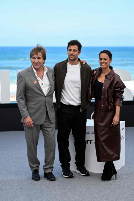 (From L)  Spanish actor Antonio de la Torre, Spanish director David Perez Sanudo and Spanish actress Patricia Lopez Arnaiz pose during a photocall to promote the film "Sacamantecas" during the 74th San Sebastian International Film Festival in the northern Spanish Basque city of San Sebastian on September 21, 2026. (Photo by ANDER GILLENEA / AFP)