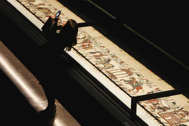(FILES) A person takes a selfie during a media preview ahead of the official opening at the British Museum in central London on September 7, 2026. The British Museum has banned visitors from taking pictures of the Bayeux Tapestry in order to keep the crowds flowing through an unprecedented London exhibition, a spokesperson confirmed on September 21, 2026. (Photo by Adrian DENNIS / AFP)