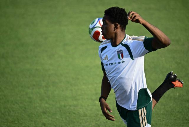 Italy's defender Honest Ahanor juggles a ball during a training session in Coverciano, near Florence, on September 21, 2026, ahead of Italy's UEFA Nations League football match against Belgium. (Photo by Filippo MONTEFORTE / AFP)