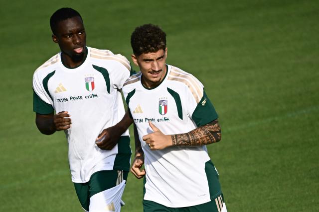Italy's defenders Michael Kayode (L) and Giovanni Di Lorenzo run during a training session in Coverciano, near Florence, on September 21, 2026, ahead of Italy's UEFA Nations League football match against Belgium. (Photo by Filippo MONTEFORTE / AFP)