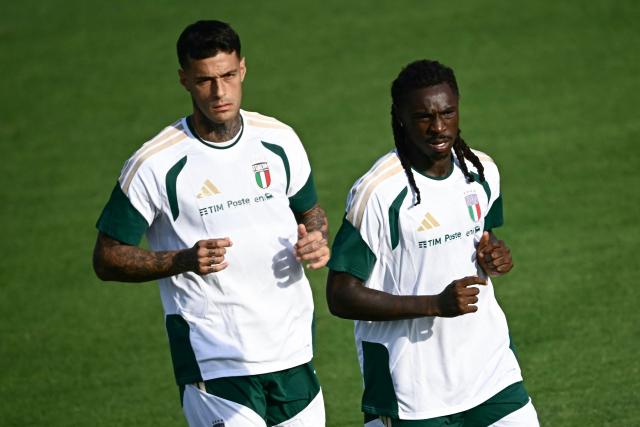 Italy's forwards Moise Kean (R) and Gianluca Scamacca run during a training session in Coverciano, near Florence, on September 21, 2026, ahead of Italy's UEFA Nations League football match against Belgium. (Photo by Filippo MONTEFORTE / AFP)