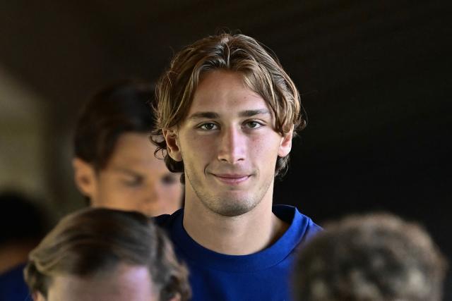 Italy's forward Pio Esposito arrives with teamates for a trainig session ahead of Italy's UEFA Nations League football match against Belgium, in Coverciano, near Florence, on September 21, 2026. (Photo by Filippo MONTEFORTE / AFP)