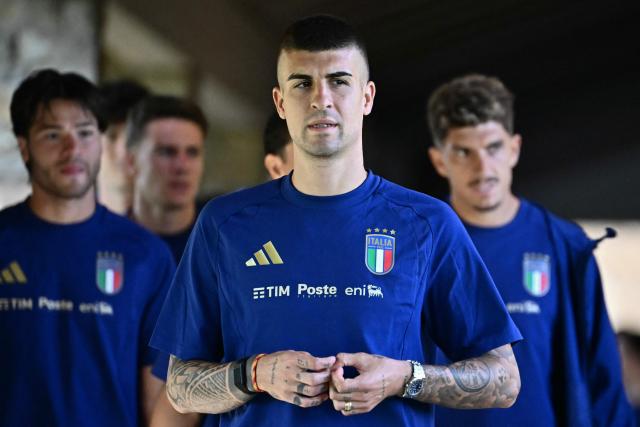 Italy's defender Gianluca Mancini arrives with teamates for a trainig session ahead of Italy's UEFA Nations League football match against Belgium, in Coverciano, near Florence, on September 21, 2026. (Photo by Filippo MONTEFORTE / AFP)