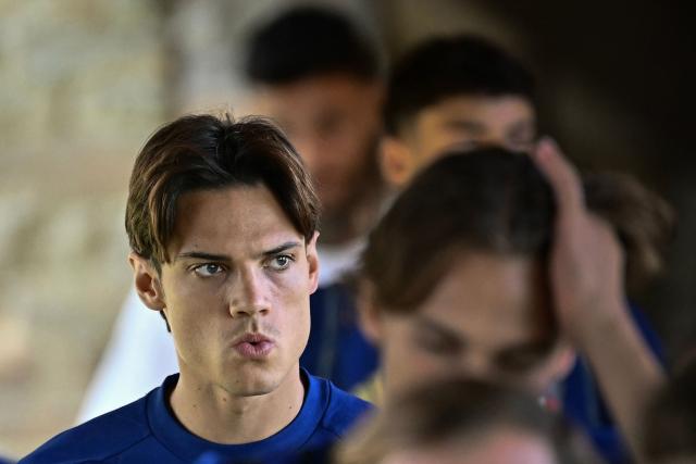Italy's midfielder Samuele Ricci arrives with teamates for a trainig session ahead of Italy's UEFA Nations League football match against Belgium, in Coverciano, near Florence, on September 21, 2026. (Photo by Filippo MONTEFORTE / AFP)