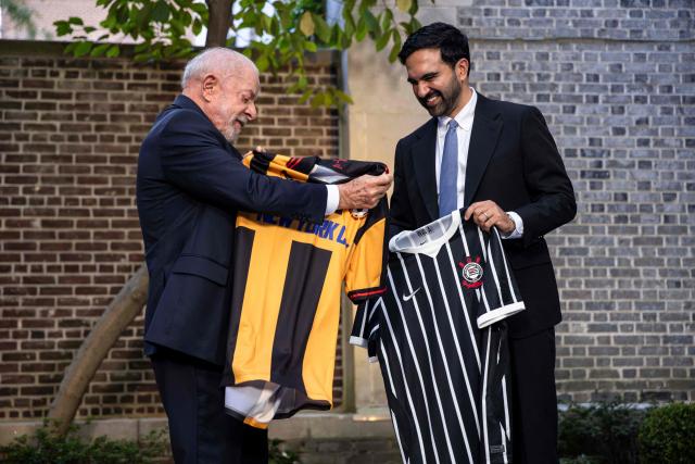 New York City Mayor Zohran Mamdani (R) and Brazilian President Luiz Inácio Lula da Silva (L) exchange soccer jerseys while speaking to reporters after meeting with one another in New York on  September 21, 2026. (Photo by Dave Sanders / POOL / AFP)