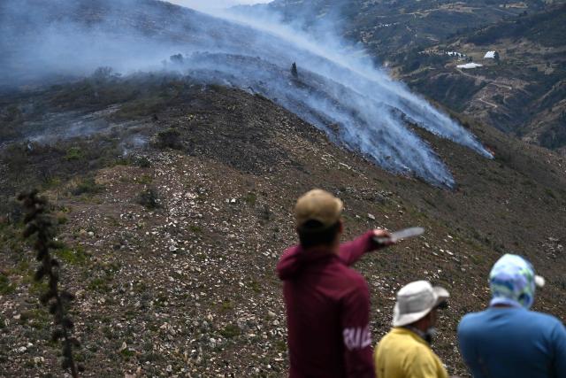 Volunteers work to extinguish a wildfire on Ritoque Hill in the municipality of Villa de Leyva, Boyaca department, Colombia, on September 21, 2026. (Photo by Raul ARBOLEDA / AFP)