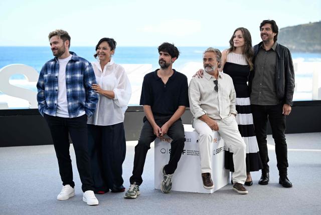(From L)  Polish actor Adam Jezierski, Spanish actress Cristina Plazas, Spanish actor Francesco Carril, Spanish actor Eduard Fernandez, Spanish actress Meritxell Calvo and Spanish director Roberto Bueso pose during a photocall to promote the film "El Mal Padre" during the 74th San Sebastian International Film Festival in the northern Spanish Basque city of San Sebastian on September 22, 2026. (Photo by ANDER GILLENEA / AFP)