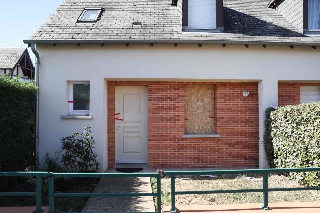 A photo shows a house where a five-year-old girl was found dead in Blois, central France, on September 22, 2026. A five-year-old girl was found dead in Blois at the home of her father who "presumably killed her" before attempting to take his own life, the public prosecutor’s office told AFP on September 22. (Photo by Alain JOCARD / AFP)
