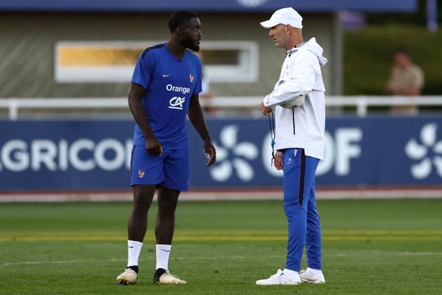France's defender Dayot Upamecano (L) and zid France's head coach Zinedine Zidane take part in a training session at the national team training grounds in Clairefontaine-en-Yvelines, southwest of Paris, on September 22, 2026, as part of the preparation for the upcoming UEFA Nations League football match against Turkey. (Photo by FRANCK FIFE / AFP)