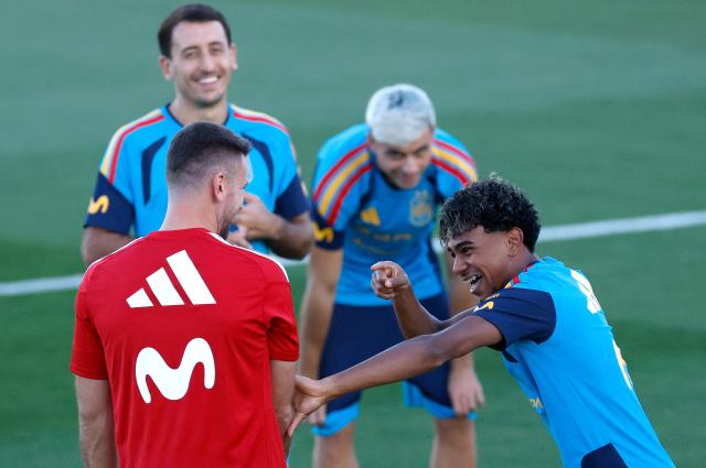 Spain's forward Lamine Yamal (R) jokes with Spain's goalkeeper Unai Simon, Spain's forward Mikel Oiarzabal and Spain's midfielder Pedri (up,R) during a training session ahead of Spain's UEFA Nations League football match against England at the Ciudad del Futbol in Las Rozas, outside Madrid, on September 22, 2026. (Photo by Oscar DEL POZO / AFP)