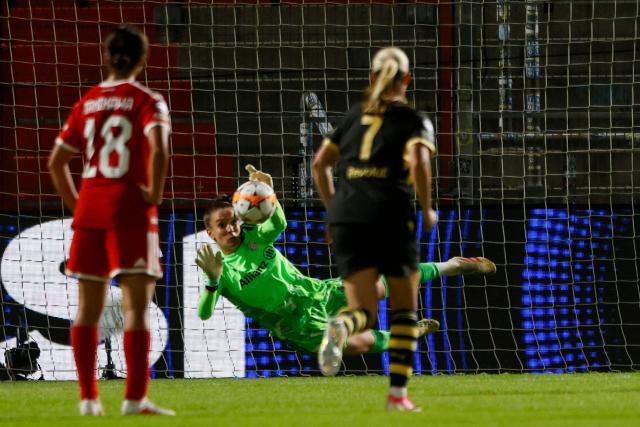 Bayern Munich's German goalkeeper #01 Ena Mahmutovic makes a save during the UEFA Women's Champions League first round day 1 football match between Bayern Munich and Manchester City in Munich, southern Germany, on September 22, 2026. (Photo by Michaela STACHE / AFP)