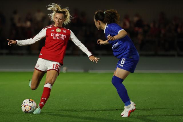 Arsenal's English striker #18 Chloe Kelly (L) vies with HB Koge's Japanese midfielder #06 Aemu Oyama (R) during the UEFA Women's Champions League, League Phase football match between Arsenal and HB Koge at Meadow Park in Borehamwood, north of London on September 22, 2026. (Photo by Adrian DENNIS / AFP)