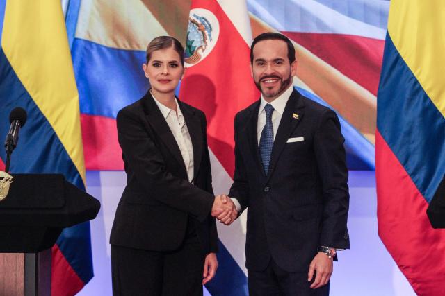 Costa Rica's president Laura Fernandez and Colombia's President Abelardo de la Espriella shake hands before a joint press conference in Barranquilla, Colombia on September 22, 2026. (Photo by Jose TORRES / AFP)