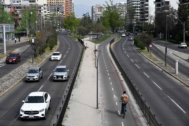 Vehicles travel along an avenue on World Car-Free Day in Santiago on September 22, 2026. (Photo by RODRIGO ARANGUA / AFP)