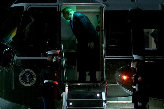 US President Donald Trump speaks with the Marine One pilots after landing at John F. Kennedy International Airport in New York on September 22, 2026. Trump is returning to the White House after addressing the United Nations General Assembly. (Photo by Brendan SMIALOWSKI / AFP)