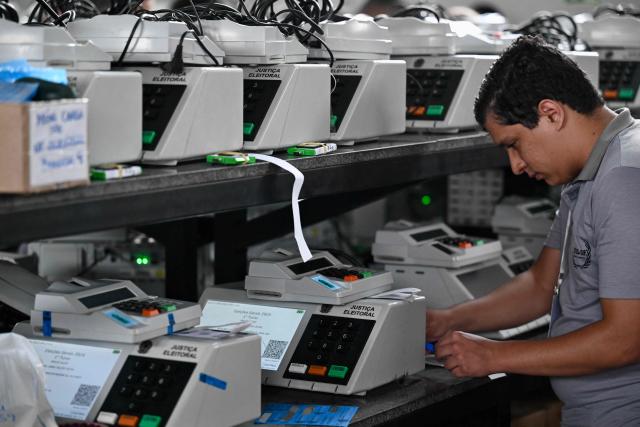An electoral official prepare an electronic ballot box for the upcoming election in Brasilia on September 23, 2026. Brazil will hold a presidential election on October 4, 2026. (Photo by Evaristo Sa / AFP)