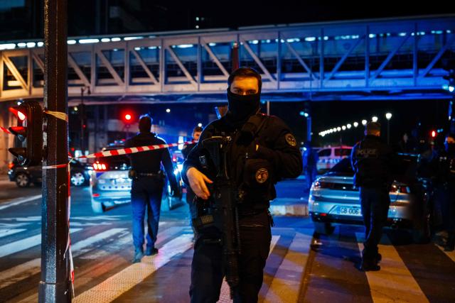 (FILES) A police officer stands guard at the scene of a stabbing in Paris on December 2, 2023. The investigation into the fatal knife attack near the Eiffel Tower in December 2023 has recently been reopened, with the defence requesting that the suspect’s mental health be reassessed, AFP learnt on September 23, 2026 from sources close to the case. (Photo by Dimitar DILKOFF / AFP)