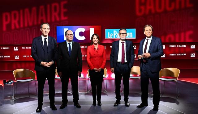 (From L) Candidates in the Socialist (PS) and centre-left Place Publique (PP) parties primary Raphael Glucksmann, Emmanuel Maurel, Segolene Royal, Olivier Faure and Jerome Guedj pose ahead of a debate on French TV news channel LCI for the Socialist (PS) and centre-left Place Publique (PP) parties primary for the France's 2027 presidential election at LCI's studios in Boulogne-Billancourt, west of Paris, on September 23, 2026. (Photo by JULIEN DE ROSA / POOL / AFP)