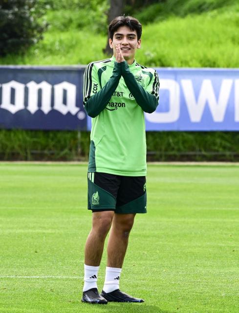 Mexico's national football team midfielder Gilberto Mora stands on the pitch during a training session in Mexico City on September 23, 2026. Mexico will face Colombia and Peru in international friendly matches. (Photo by Alfredo ESTRELLA / AFP)