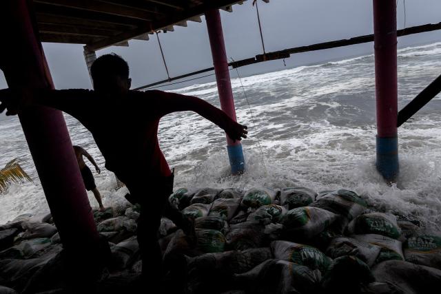 Residents place sandbags as a protective barrier against strong waves at Playa Azul, in the municipality of Lazaro Cardenas, Michoacan, Mexico, on September 23, 2026. Hurricane Polo strengthened to the highest category on September 22 in the Mexican Pacific, with no forecast of making landfall but with heavy rainfall expected. Polo intensified from Category 1 to Category 5 on the Saffir-Simpson scale in less than 24 hours. (Photo by Enrique Castro / AFP)