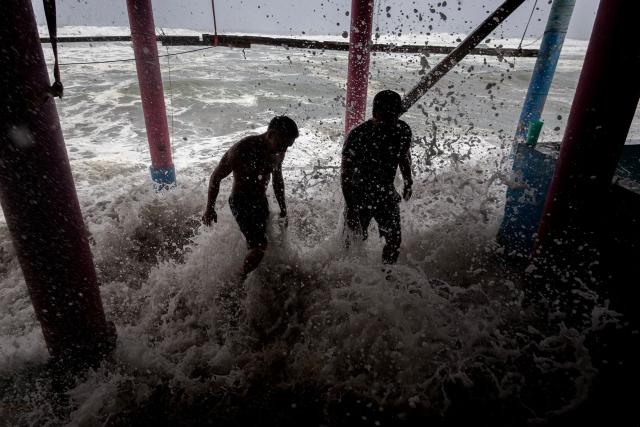 Residents place sandbags as a protective barrier against strong waves at Playa Azul, in the municipality of Lazaro Cardenas, Michoacan, Mexico, on September 23, 2026. Hurricane Polo strengthened to the highest category on September 22 in the Mexican Pacific, with no forecast of making landfall but with heavy rainfall expected. Polo intensified from Category 1 to Category 5 on the Saffir-Simpson scale in less than 24 hours. (Photo by Enrique Castro / AFP)