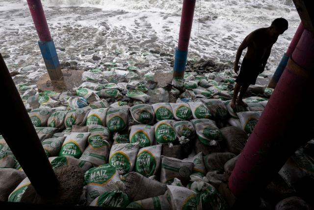 Residents place sandbags as a protective barrier against strong waves at Playa Azul, in the municipality of Lazaro Cardenas, Michoacan, Mexico, on September 23, 2026. Hurricane Polo strengthened to the highest category on September 22 in the Mexican Pacific, with no forecast of making landfall but with heavy rainfall expected. Polo intensified from Category 1 to Category 5 on the Saffir-Simpson scale in less than 24 hours. (Photo by Enrique Castro / AFP)