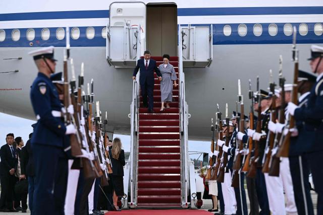 China's President Xi Jinping and China's First lady Peng Liyuan step off an Air China plane upon arrival at Joint Base Andrews in Maryland on September 23, 2026. Xi is visiting the United States from September 23 to 25. (Photo by Brendan SMIALOWSKI / AFP)