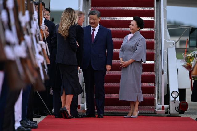 US President Donald Trump and First Lady Melania Trump greet Chinese President Xi Jinping and his wife Peng Liyuan upon arrival at Joint Base Andrews in Maryland on September 23, 2026. Xi is visiting the United States from September 23 to 25. (Photo by Brendan SMIALOWSKI / AFP)