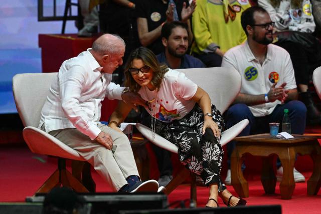 Brazil's President and presidential candidate Luiz Inacio Lula da Silva (L) talks to Brazil's First Lady Rosangela da Silva during a campaign rally with artists and intellectuals at the Fundicao Progresso cultural center in the Lapa neighborhood of central Rio de Janeiro, Brazil, on September 23, 2026. Brazil will hold a presidential election on October 4, 2026. (Photo by MAURO PIMENTEL / AFP)