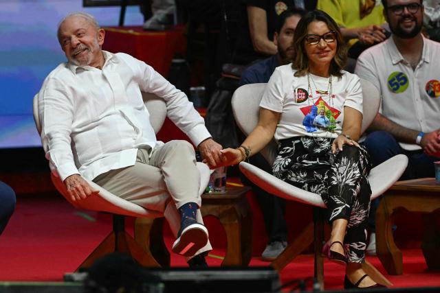 Brazil's President and presidential candidate Luiz Inacio Lula da Silva (L) smiles next to Brazil's First Lady Rosangela da Silva during a campaign rally with artists and intellectuals at the Fundicao Progresso cultural center in the Lapa neighborhood of central Rio de Janeiro, Brazil, on September 23, 2026. Brazil will hold a presidential election on October 4, 2026. (Photo by MAURO PIMENTEL / AFP)