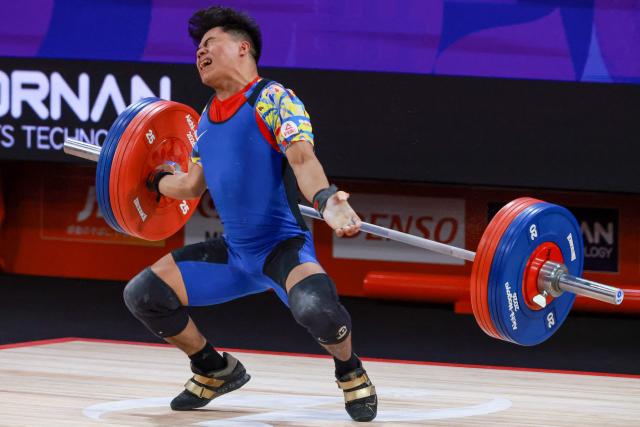 Philippines' Eleaphraime Limmong fails to make a lift in the men's 60kg weightlifting final at the 2026 Asian Games in Nagoya on September 24, 2026. (Photo by DAVID GRAY / AFP)