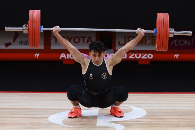 Indonesia's Ricko Saputra competes in the men's 60kg weightlifting final at the 2026 Asian Games in Nagoya on September 24, 2026. (Photo by DAVID GRAY / AFP)