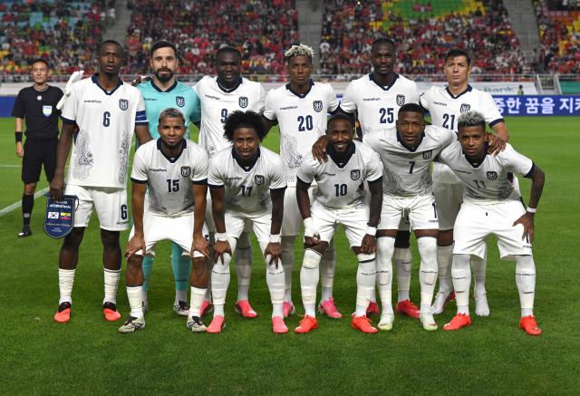 Ecuador's players pose for a team photo prior to the friendly football match between South Korea and Ecuador in Suwon on September 24, 2026. (Photo by Jung Yeon-je / AFP)