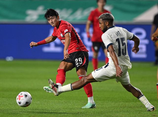 South Korea's Jeong Seung-won (L) fights for the ball with Ecuador's Pedro Vite (R) during the friendly football match between South Korea and Ecuador in Suwon on September 24, 2026. (Photo by Jung Yeon-je / AFP)