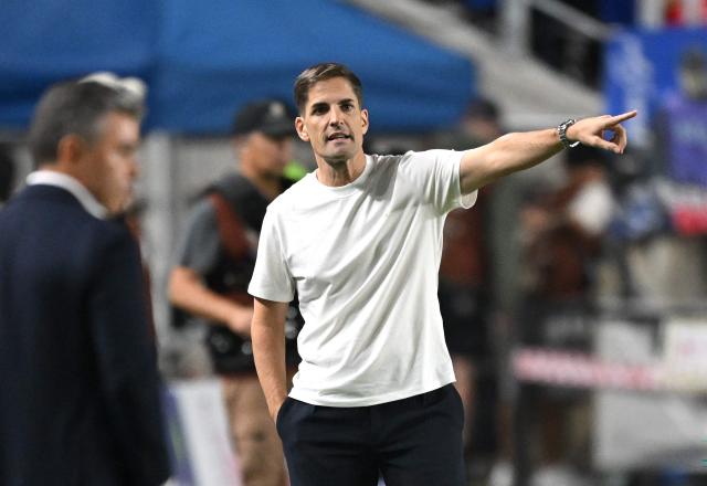 South Korea's interim head coach Robert Moreno reacts during the friendly football match between South Korea and Ecuador in Suwon on September 24, 2026. (Photo by Jung Yeon-je / AFP)