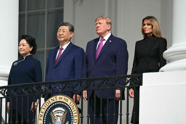 (L/R) China's First Lady Peng Liyuan, China's President Xi Jinping, US President Donald Trump and US First Lady Melania Trump stand on the Blue Room balcony of the White House to watch an exhibition of the US Marine Corps Silent Drill Platoon, in Washington, DC, on September 24, 2026. President Xi is on a State visit to the United States from September 23 to 25. (Photo by SAUL LOEB / AFP)