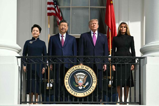 (L/R) China's First Lady Peng Liyuan, China's President Xi Jinping, US President Donald Trump and US First Lady Melania Trump stand on the Blue Room balcony of the White House to watch an exhibition of the US Marine Corps Silent Drill Platoon, in Washington, DC, on September 24, 2026. President Xi is on a State visit to the United States from September 23 to 25. (Photo by SAUL LOEB / AFP)