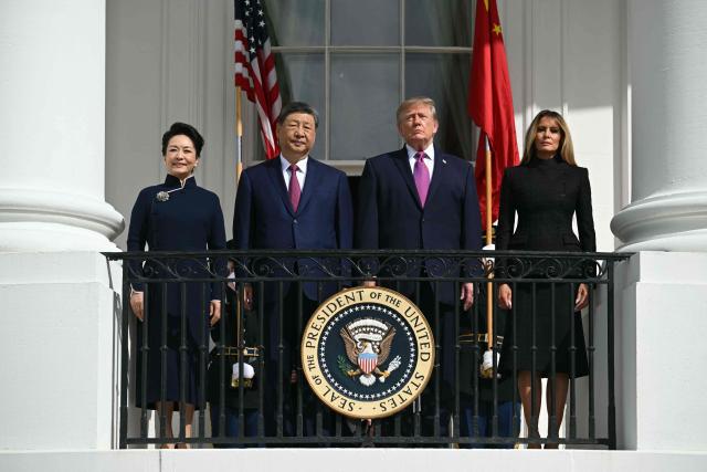 (L/R) China's First Lady Peng Liyuan, China's President Xi Jinping, US President Donald Trump and US First Lady Melania Trump stand on the Blue Room balcony of the White House to watch an exhibition of the US Marine Corps Silent Drill Platoon, in Washington, DC, on September 24, 2026. President Xi is on a State visit to the United States from September 23 to 25. (Photo by SAUL LOEB / AFP)