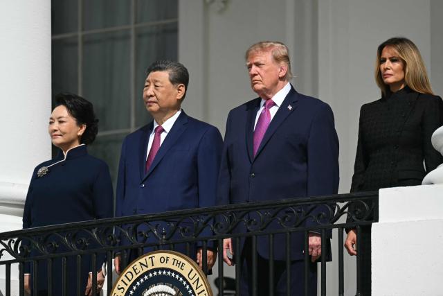 (L/R) China's First Lady Peng Liyuan, China's President Xi Jinping, US President Donald Trump and US First Lady Melania Trump stand on the Blue Room balcony of the White House to watch an exhibition of the US Marine Corps Silent Drill Platoon, in Washington, DC, on September 24, 2026. President Xi is on a State visit to the United States from September 23 to 25. (Photo by SAUL LOEB / AFP)