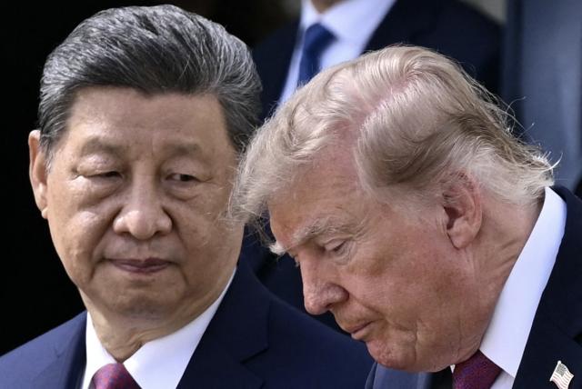 China's President Xi Jinping (L) and US President Donald Trump during a military review in the Rose Garden of the White House in Washington, DC, on September 24, 2026. President Xi is on a State visit to the United States from September 23 to 25. (Photo by Brendan SMIALOWSKI / AFP)