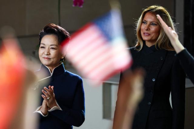 US First Lady Melania Trump and Peng Liyuan, wife of Chinese President Xi Jinping, visit the Smithsonian’s National Museum of Asian Art in Washington, DC, on September 24, 2026. President Xi and his wife are on a State visit to the United States from September 23 to 25. (Photo by Finn Gomez / POOL / AFP)