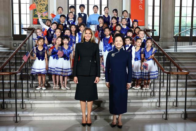 US First Lady Melania Trump (L) and Peng Liyuan, wife of Chinese President Xi Jinping, visit the Smithsonian’s National Museum of Asian Art in Washington, DC, on September 24, 2026. President Xi and his wife are on a State visit to the United States from September 23 to 25. (Photo by Finn Gomez / POOL / AFP)