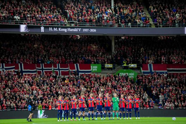 Players and spectators applaud for late King Harald V of Norway prior to the UEFA Nations League Group A4 football match between Norway and Denmark in Oslo on September 24, 2026. (Photo by Fredrik Varfjell / NTB / AFP) / Norway OUT