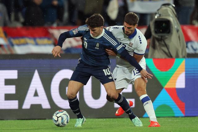Greece's forward #10 Christos Tzolis (L) and Serbia's defender #13 Nikola Simic fight for the ball  during the UEFA Nations League phase group A2 football match between Serbia and Greece at the Rajko Mitic Stadium in Belgrade on September 24, 2026. (Photo by Pedja Milosavljevic / AFP)