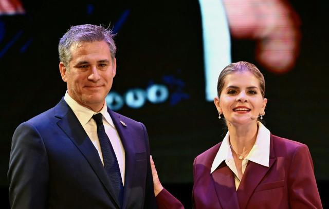 (FILES) Costa Rica’s president-elect Laura Fernandez (R) introduces the new foreign minister, Manuel Tovar (L), in San Jose on May 5, 2026. Costa Rica's President Laura Fernandez fired her foreign minister Manuel Tovar on September 24, 2026, for attending a regional security meeting chaired by US President Donald Trump in New York without telling her. (Photo by Ezequiel BECERRA / AFP)