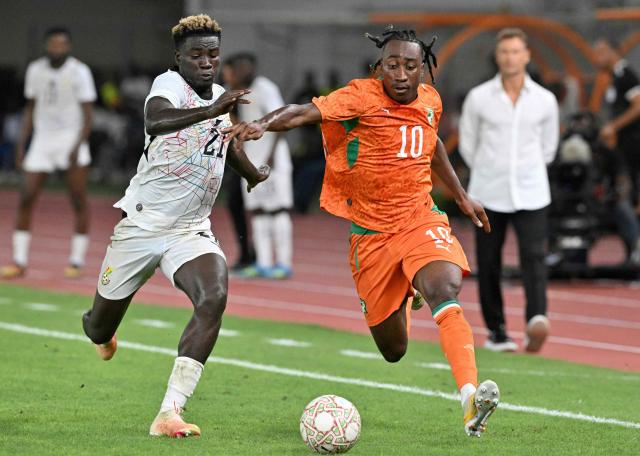 Ivory Coast's forward #10 Yan Diomandé (R) fights for the ball with Ghana's defender #21 Kojo Peprah Oppong during the Africa Cup of Nations 2027 qualifying football match between Ivory Coast and Ghana at the Stade de Bouake on September 24, 2026. (Photo by Issouf SANOGO / AFP)